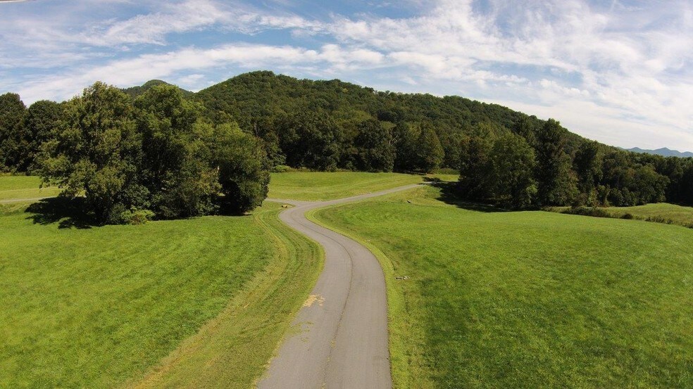 999 Ridge Rd, Candler, NC 28715