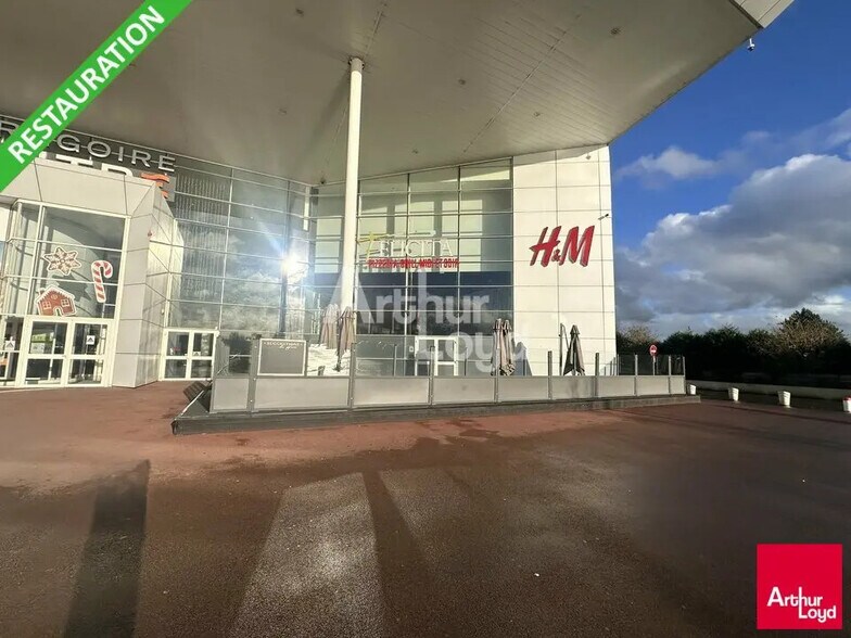 Retail in Saint-Grégoire for lease - Building Photo - Image 1 of 3