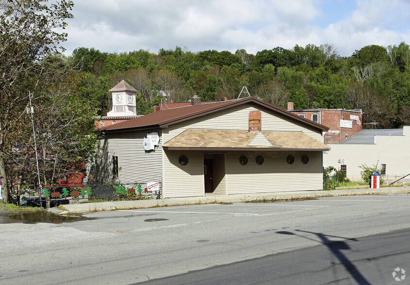 23 Spring St, Dexter, ME for sale - Primary Photo - Image 1 of 1