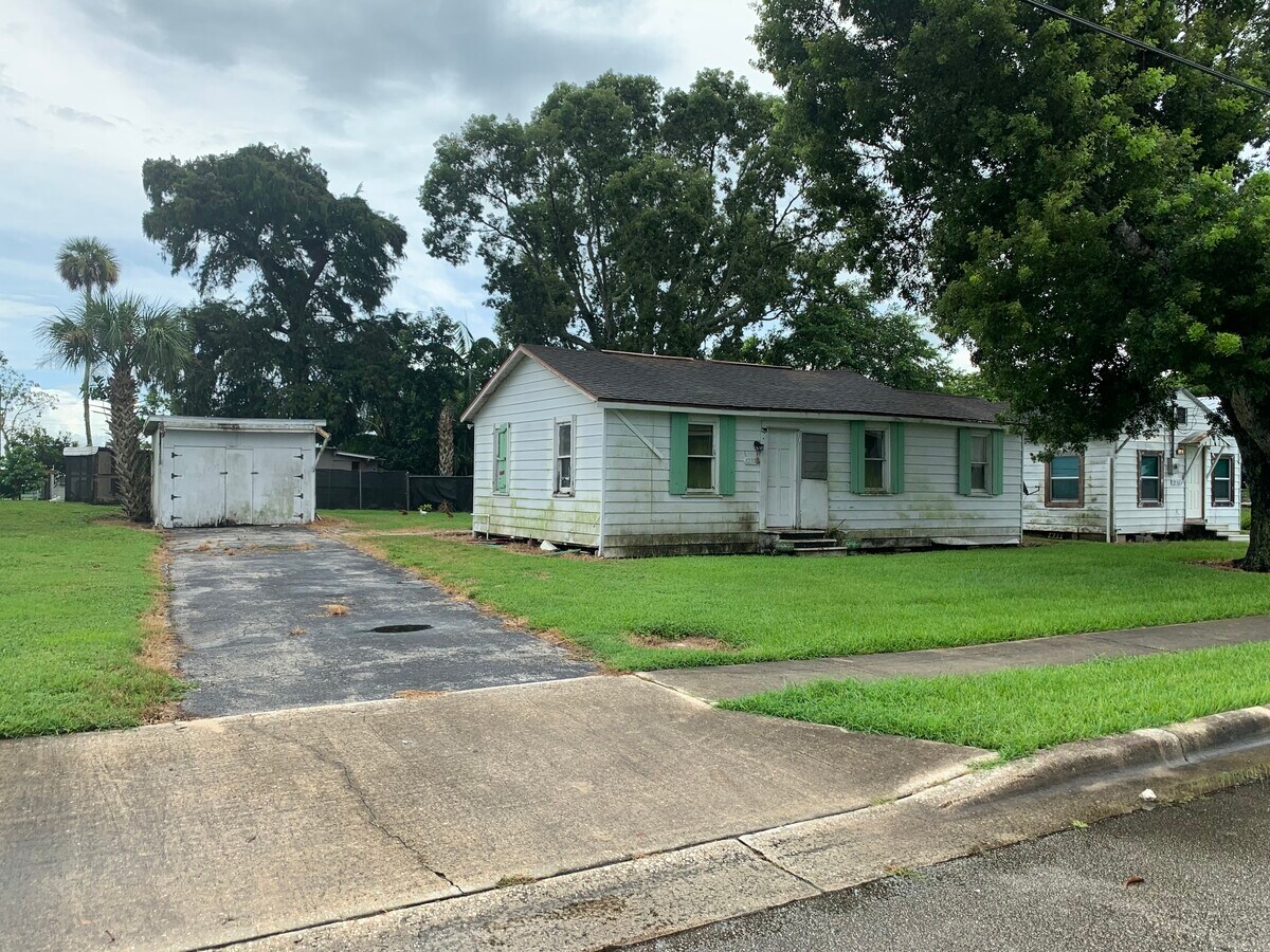 12374 Lakeshore Dr, Canal Point, FL 33438