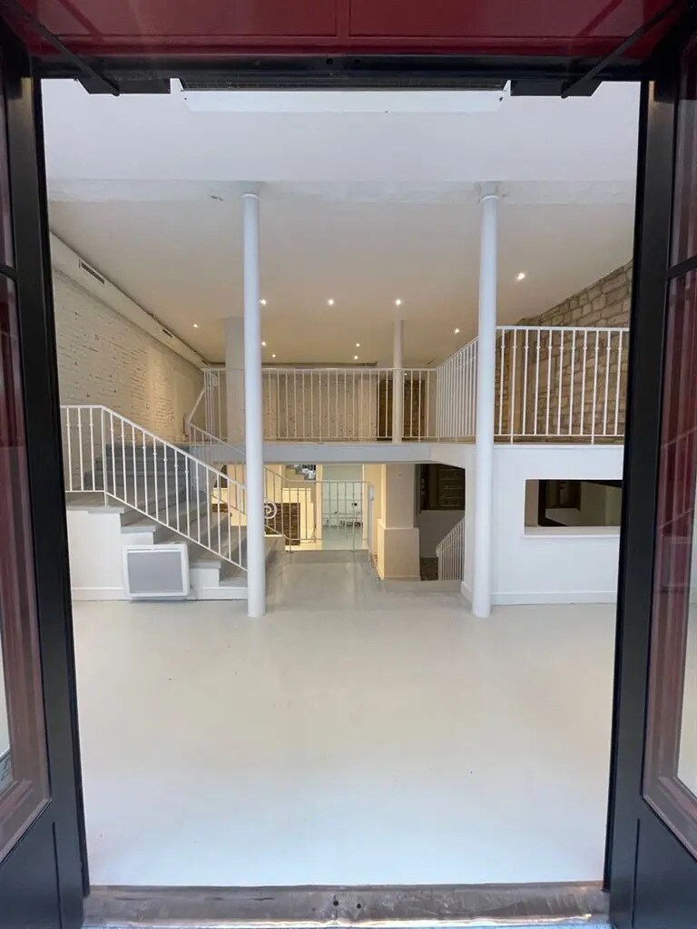 Retail in Paris for lease Building Photo- Image 1 of 6