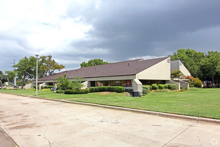 1530 S Forest Ln, Garland, TX 75042