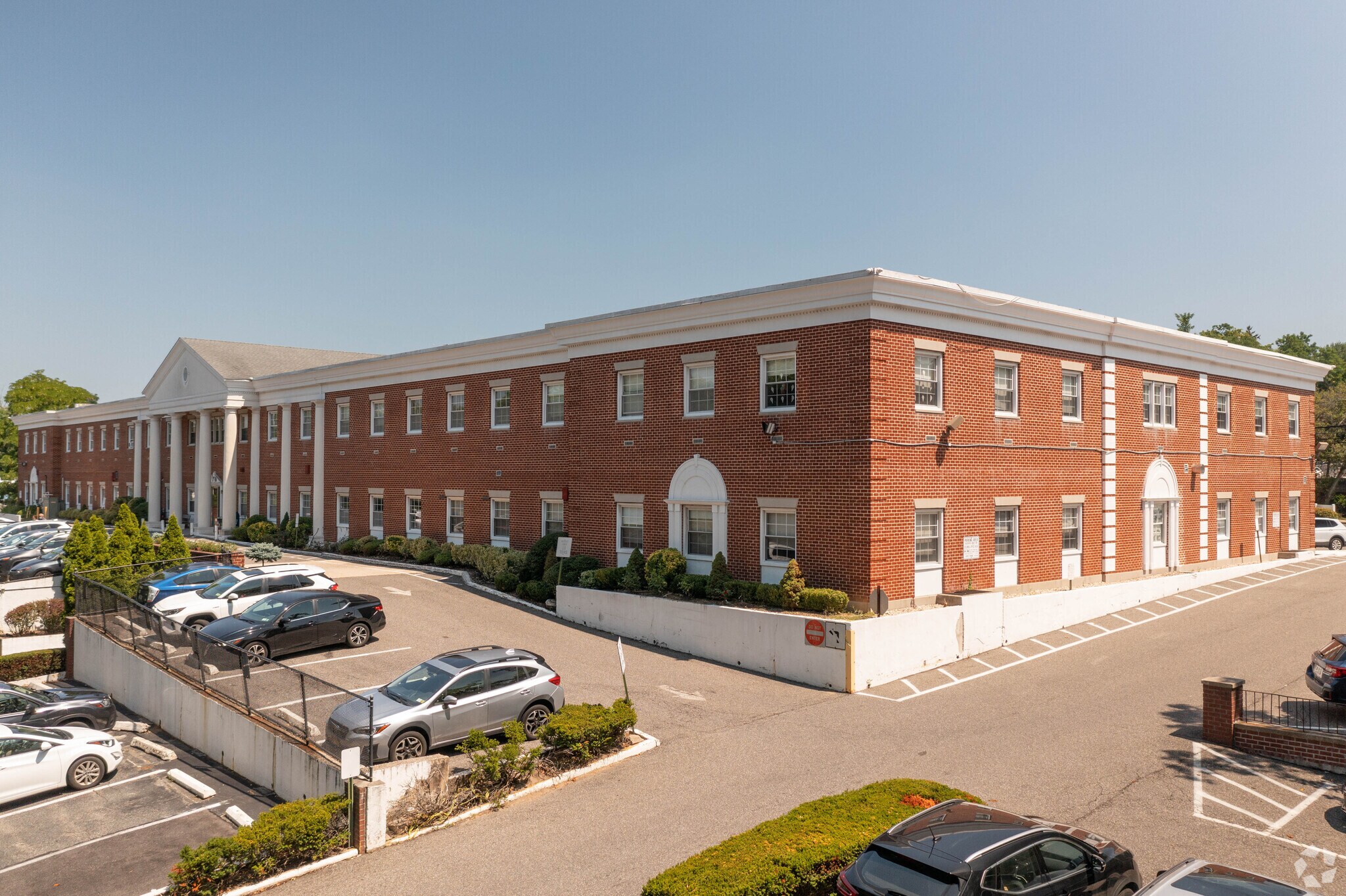 560 Northern Blvd, Great Neck, NY 11021 Colonial Office Bldg