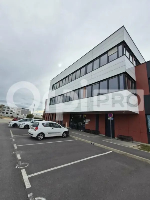 Office in Tinqueux for lease Building Photo- Image 1 of 9