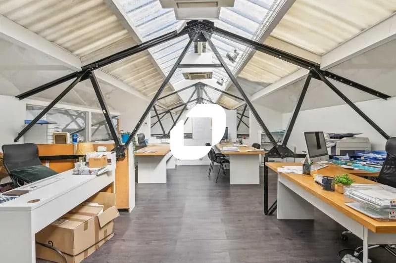 Flex in Colombes for sale Building Photo- Image 1 of 8