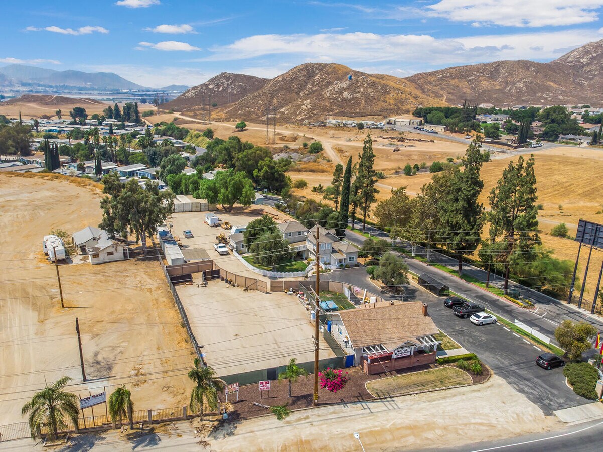 2861 La Cadena Dr, Colton, CA 92324