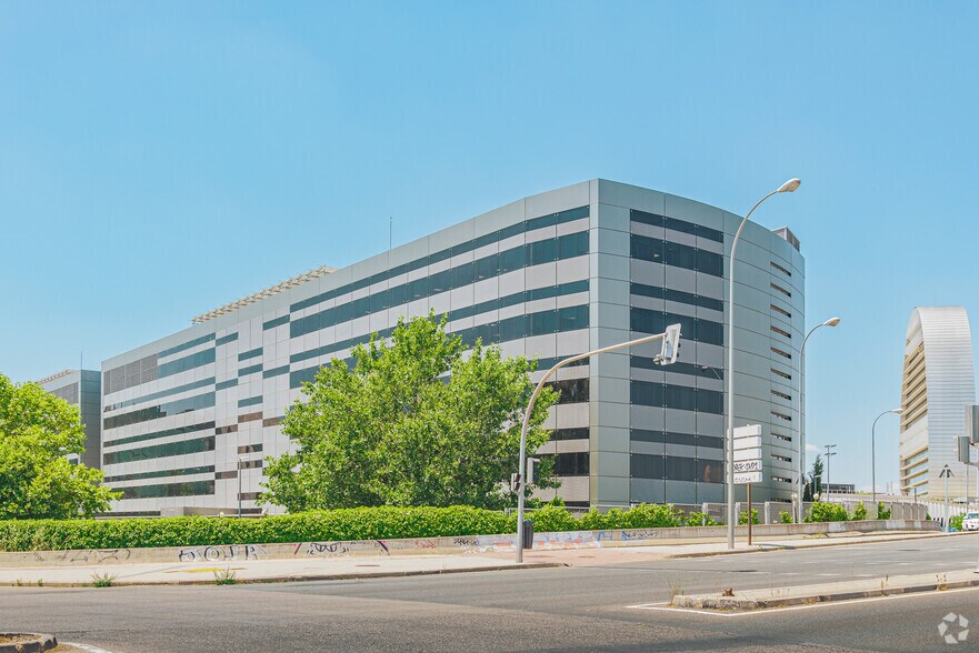 Calle María de Portugal, 9-11, Madrid, Madrid for lease - Building Photo - Image 2 of 5