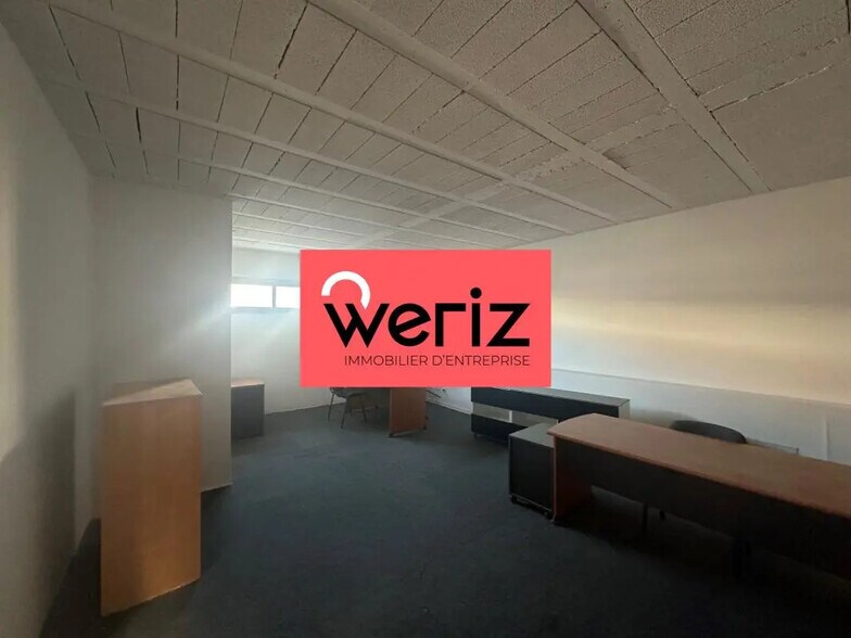 Flex in Venelles for lease - Interior Photo - Image 3 of 8