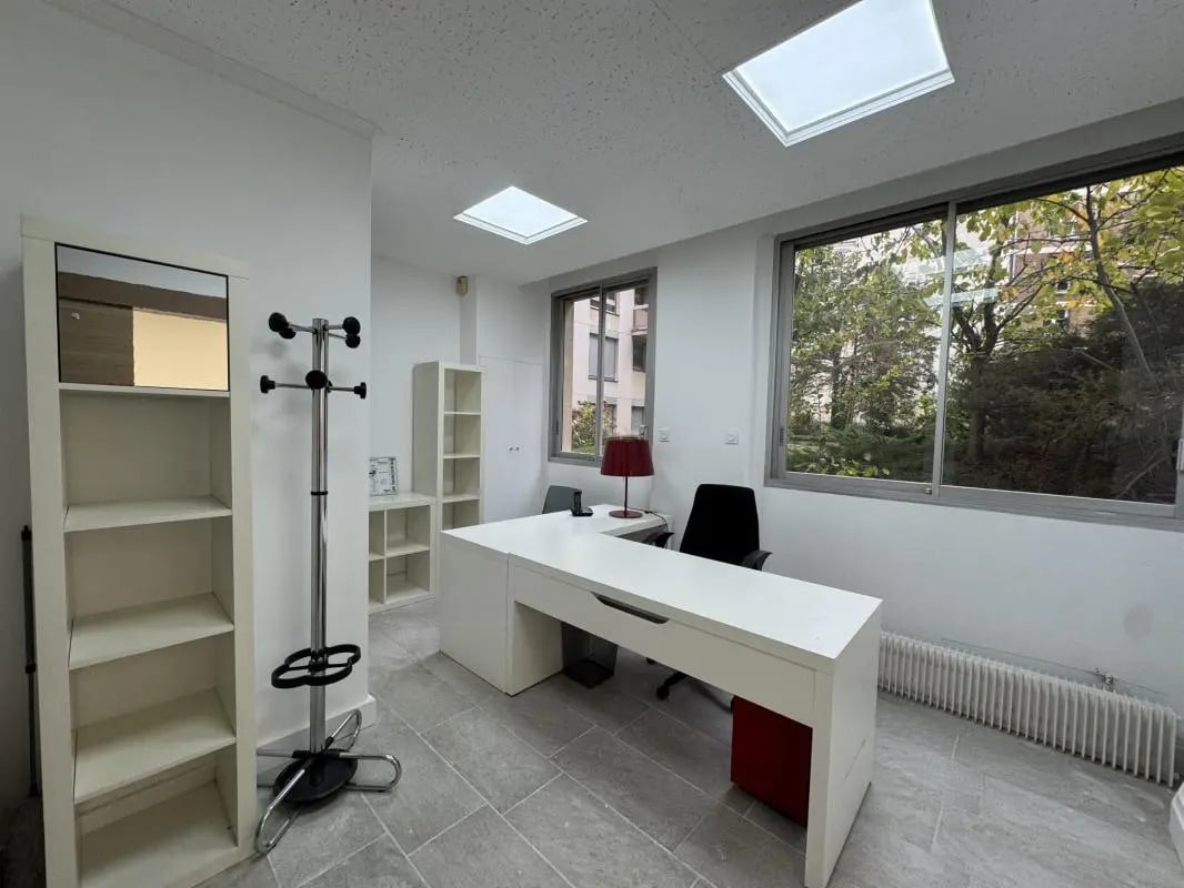 Retail in Neuilly-sur-Seine for lease Interior Photo- Image 1 of 15