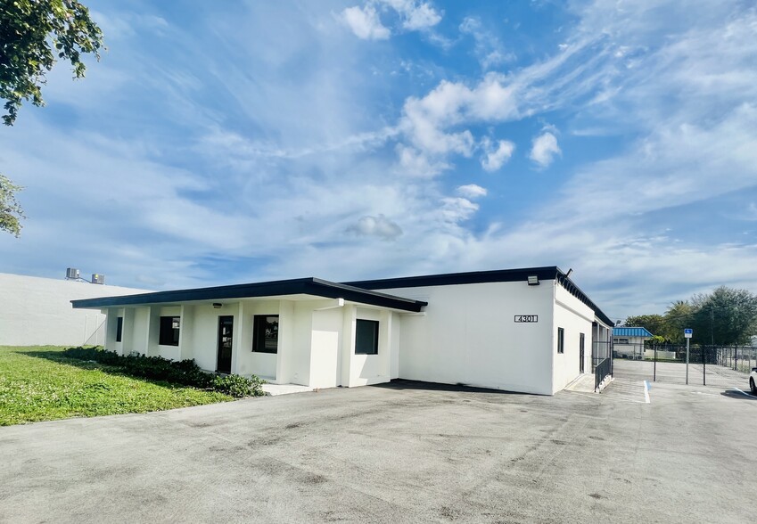 4301 NW 72nd Ave, Miami, FL for lease - Building Photo - Image 3 of 16