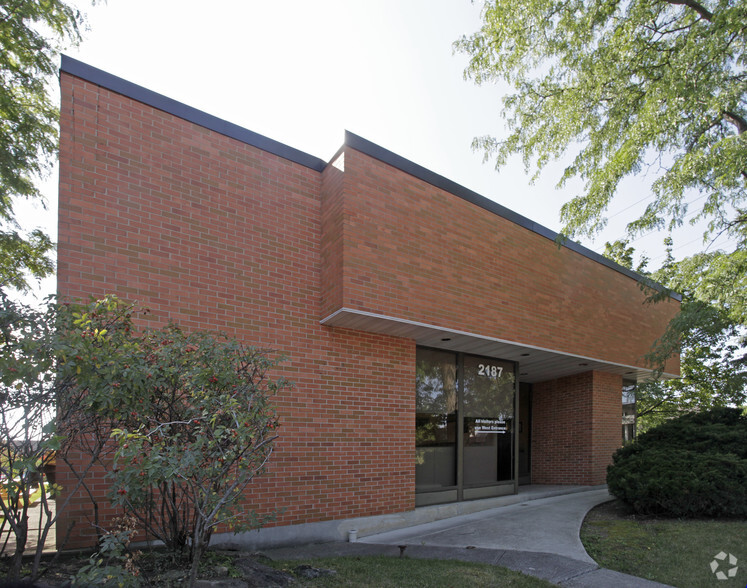 2181 Dunwin Dr, Mississauga, ON for sale - Building Photo - Image 3 of 4