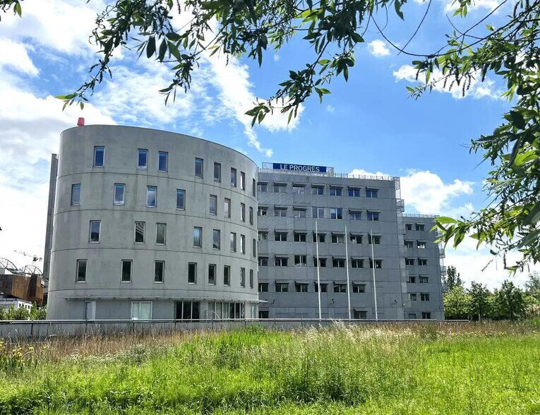 Office in Lyon for lease - Building Photo - Image 3 of 3