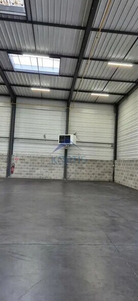 Flex in Saint-Priest for lease - Interior Photo - Image 3 of 7