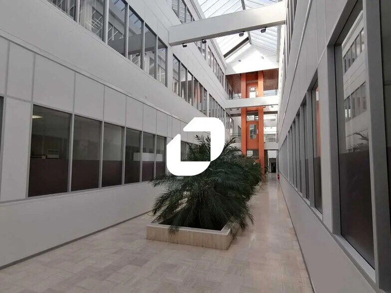 Office in Bezons for lease - Interior Photo - Image 2 of 5