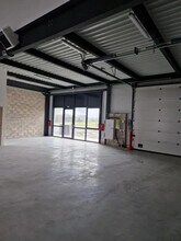 Flex in Éragny for lease Interior Photo- Image 1 of 2