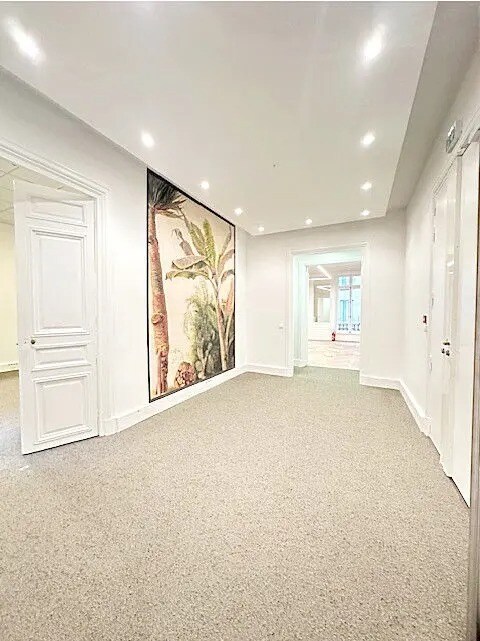 Office in Paris for lease Interior Photo- Image 1 of 16