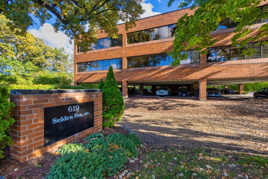 619 Enterprise Dr, Oak Brook, IL for sale - Building Photo - Image 2 of 8