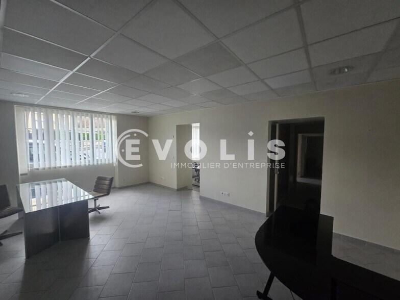 Office in Etampes for lease - Interior Photo - Image 1 of 5