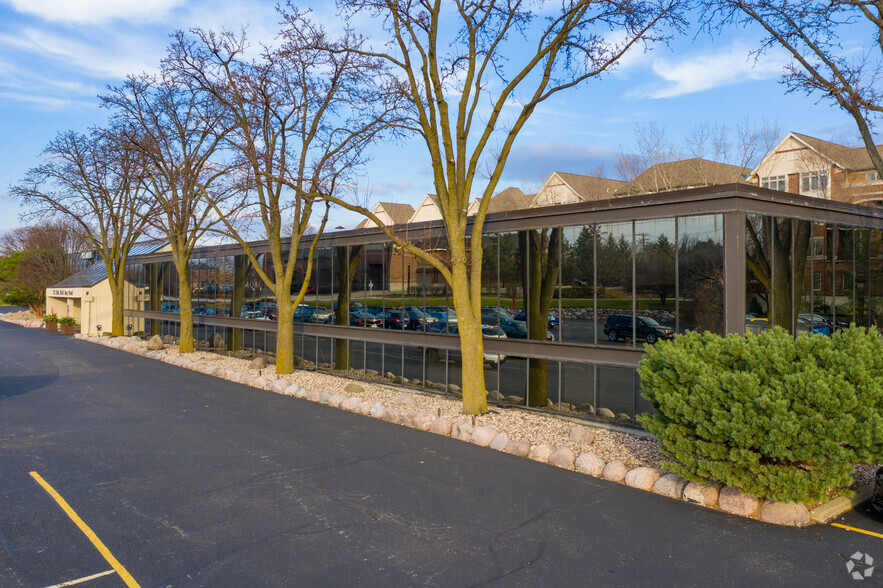 175 Olde Half Day Rd, Lincolnshire, IL for lease - Building Photo - Image 1 of 9