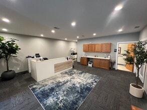 760 McArdle Dr, Crystal Lake, IL for lease Interior Photo- Image 2 of 8