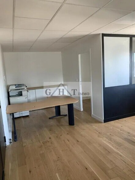 Office in Champigny-sur-Marne for lease - Interior Photo - Image 2 of 14