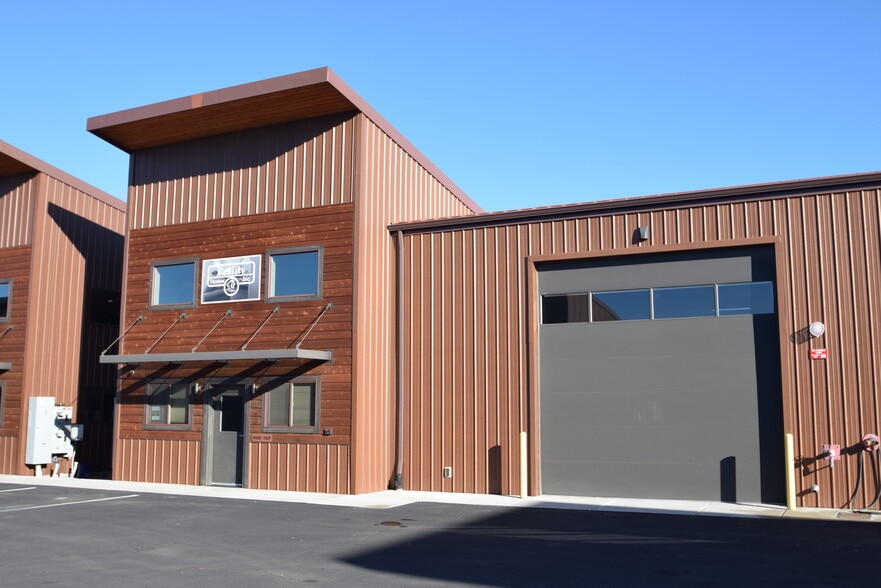 611 NE Jackpine Ct, Redmond, OR for lease - Building Photo - Image 3 of 20