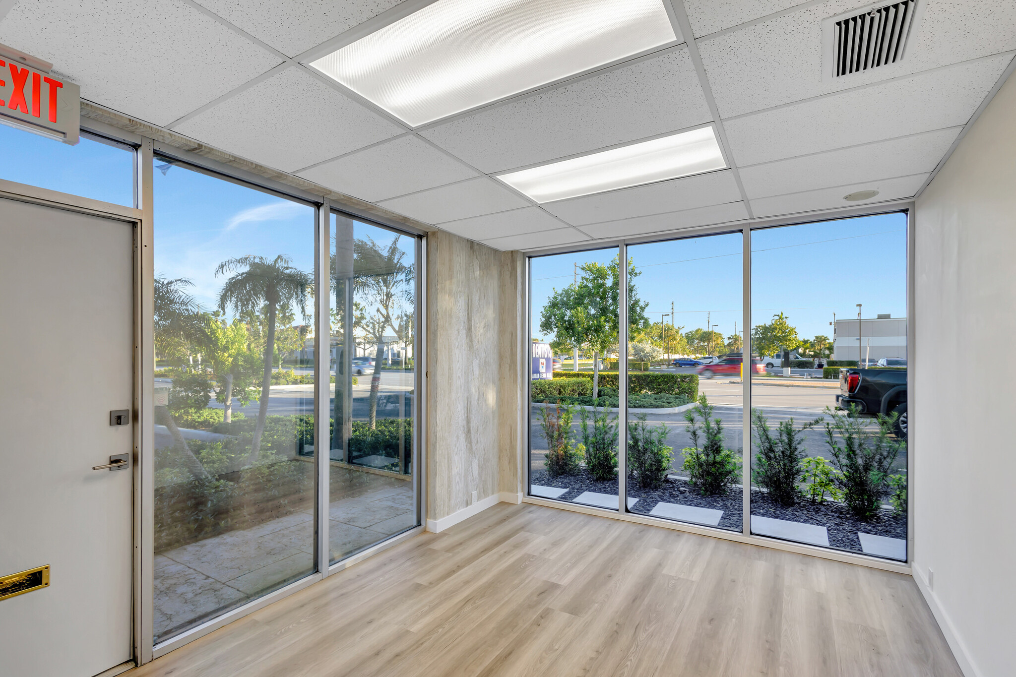 429 Northlake Blvd, North Palm Beach, FL for lease Interior Photo- Image 1 of 23