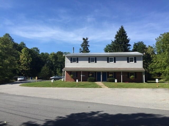 4 Scenic Dr, Hyde Park, NY for sale Primary Photo- Image 1 of 1