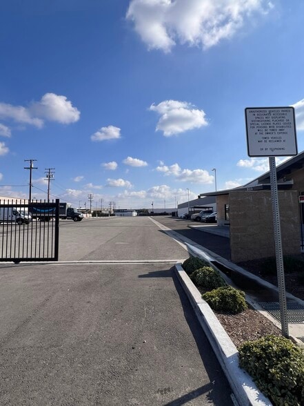 12122 Woodruff Ave, Downey, CA for lease - Building Photo - Image 2 of 11