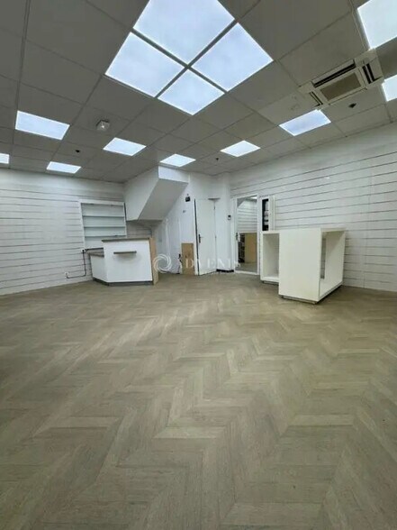 Retail in Juvignac for lease - Interior Photo - Image 2 of 6