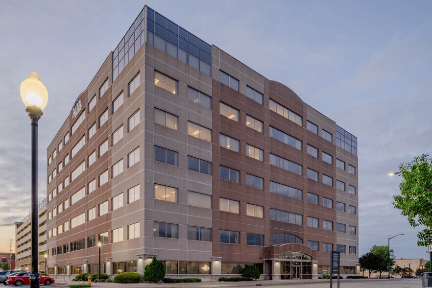 120 N Commercial St, Neenah, WI for lease - Building Photo - Image 2 of 10