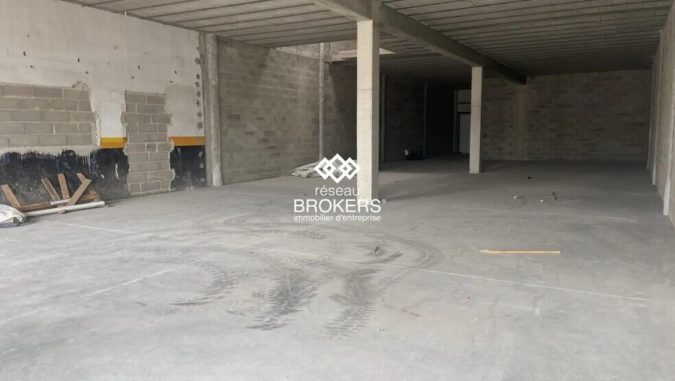 Retail in Lattes for lease - Interior Photo - Image 1 of 5