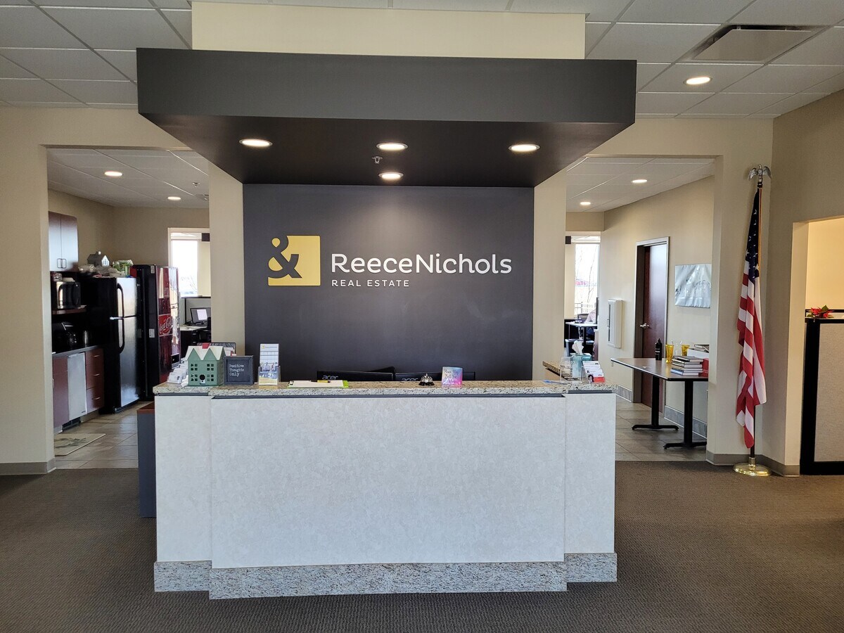 5000 NE Lakewood Way, Lees Summit, MO 64064