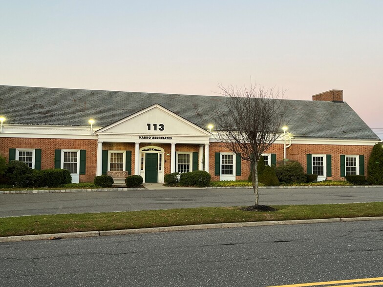 113 Crossways Park Dr, Woodbury, NY for lease - Building Photo - Image 1 of 4