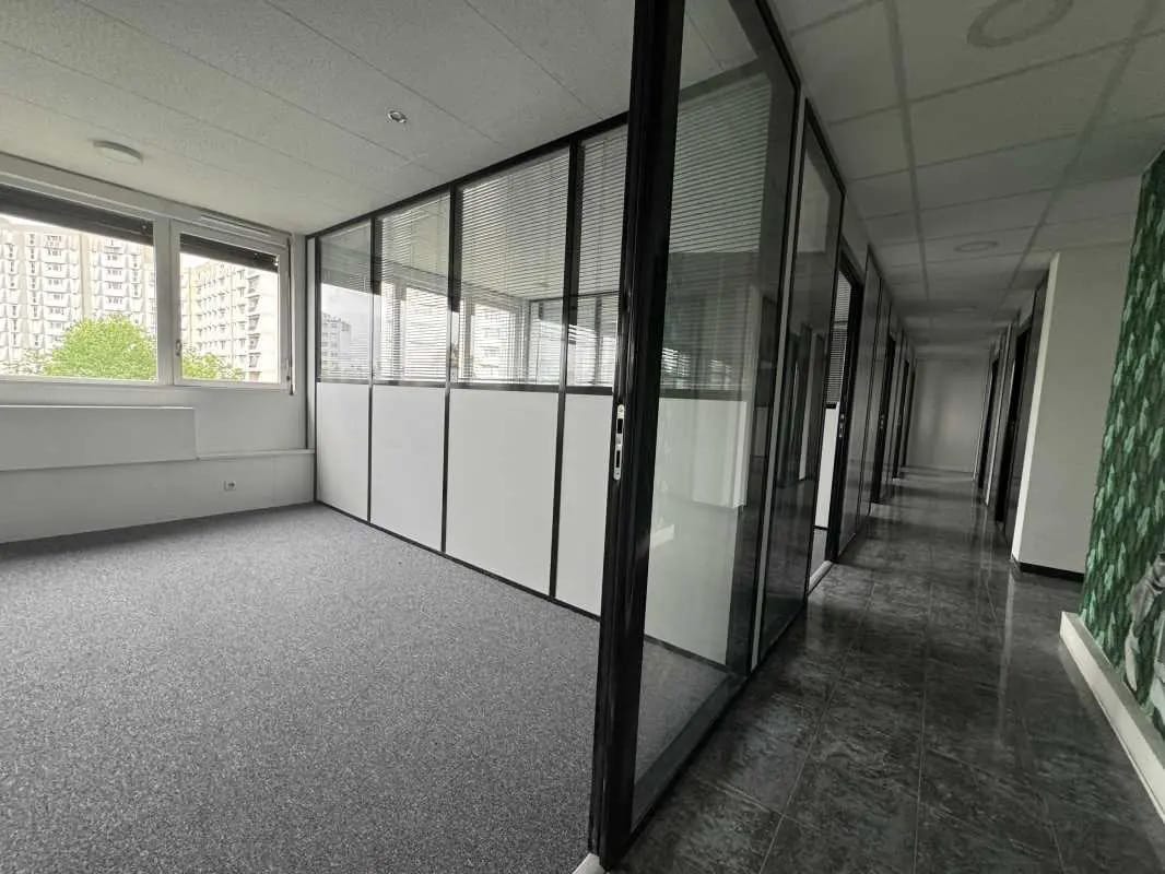 Office in Villeurbanne for sale Interior Photo- Image 1 of 9