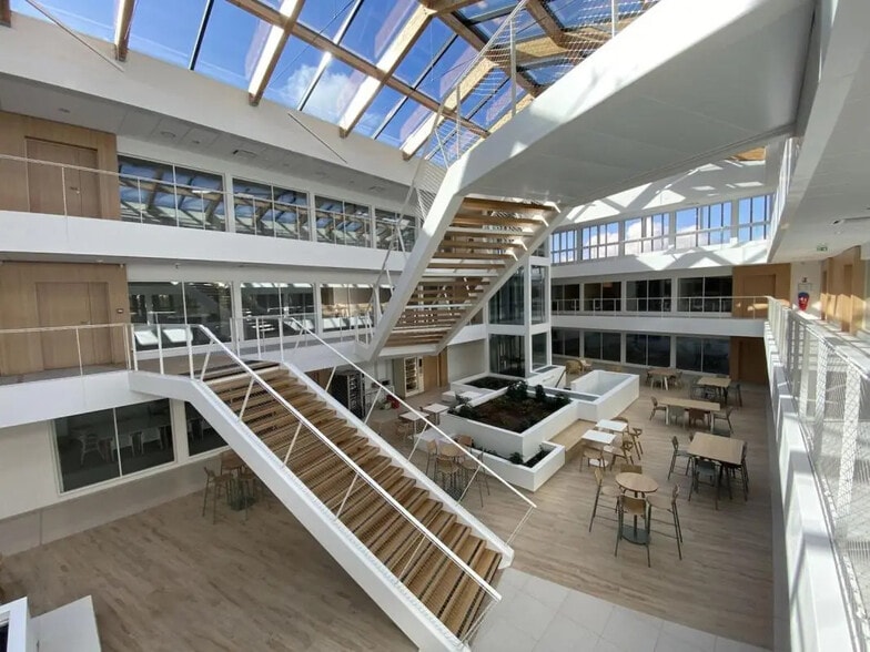 Office in Rouen for lease - Interior Photo - Image 3 of 5