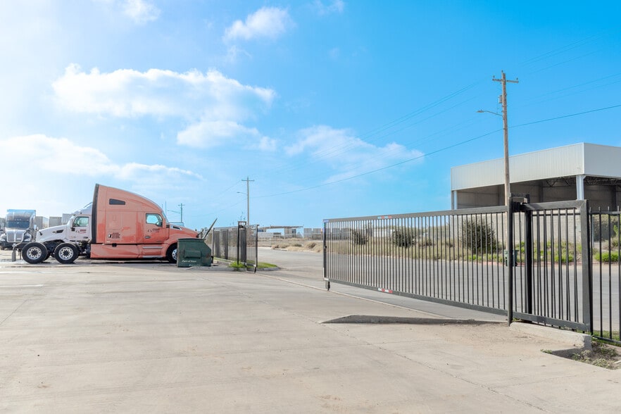 119 North America Rd, Laredo, TX for sale - Primary Photo - Image 1 of 27