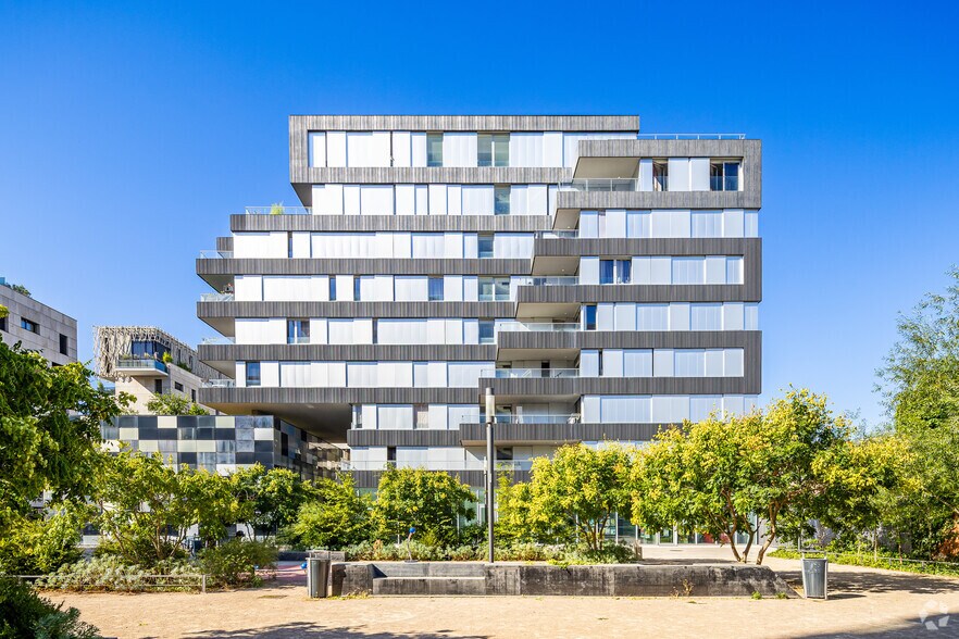 1-3 Place Renée Dufourt, Lyon for sale - Building Photo - Image 2 of 13