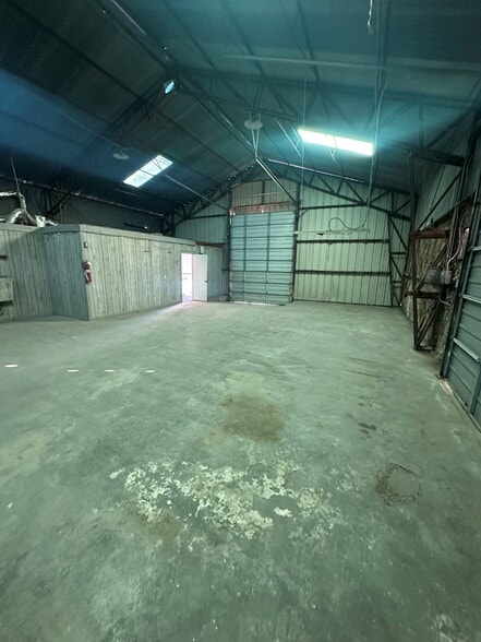 5711-5713 Hart St, Fort Worth, TX for lease - Building Photo - Image 3 of 5