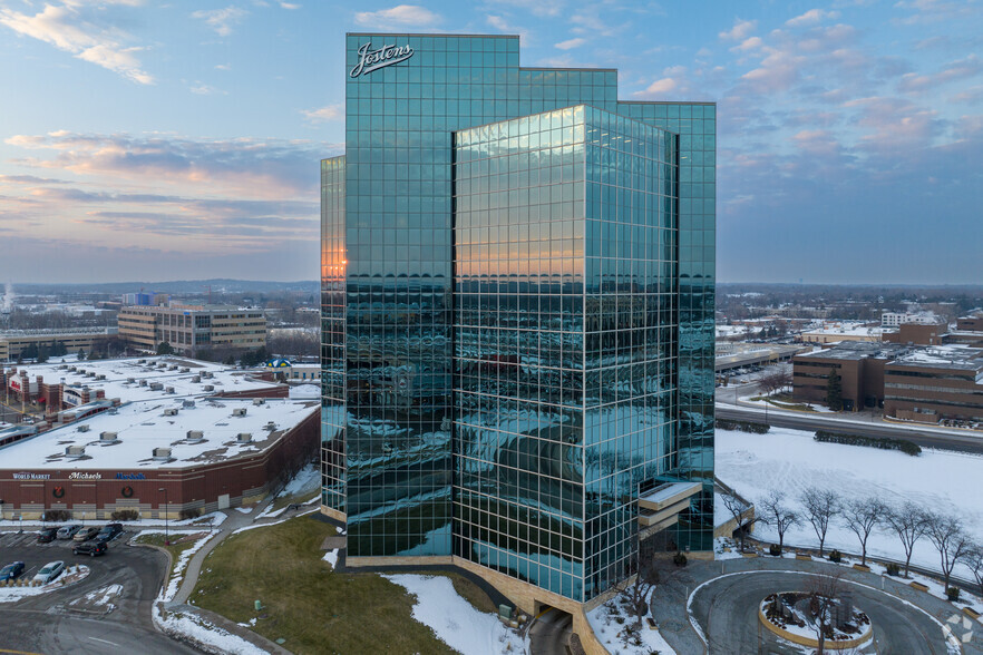 7760 France Ave S, Bloomington, MN for lease - Primary Photo - Image 1 of 20