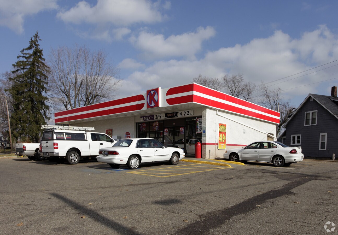 260 S Prospect St, Hartville, OH 44632 C Store for sale