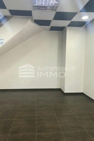 Retail in Paris for lease - Interior Photo - Image 3 of 4