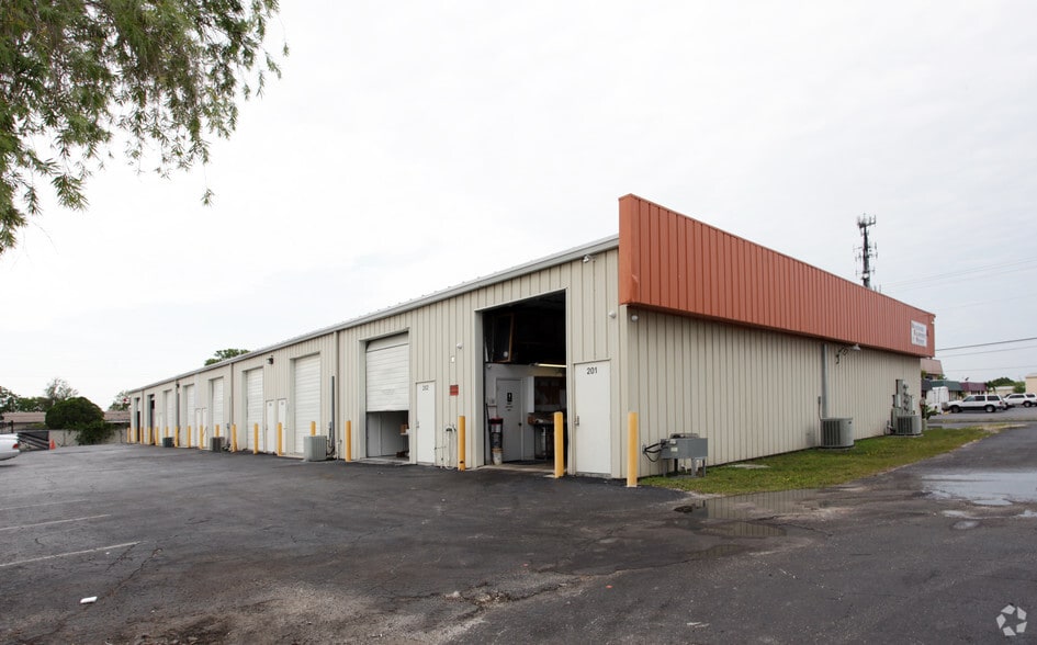 1020 NE Pine Island Rd, Cape Coral, FL for lease - Building Photo - Image 2 of 2