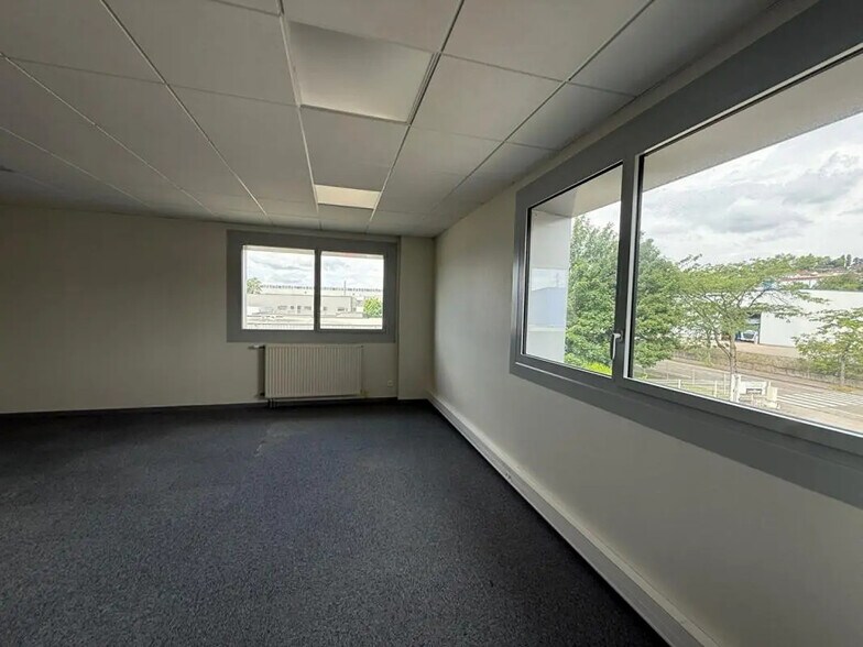 Flex in Besançon for lease - Interior Photo - Image 3 of 4