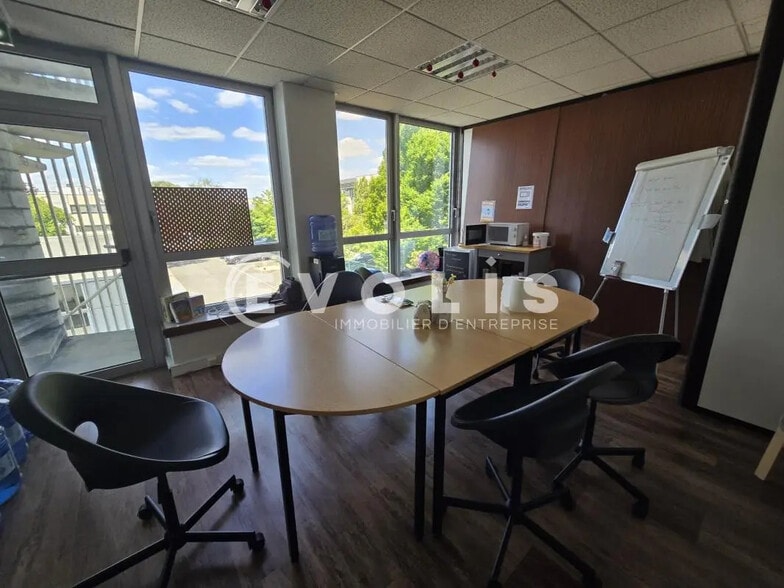 Office in Les Ulis for lease - Interior Photo - Image 3 of 8
