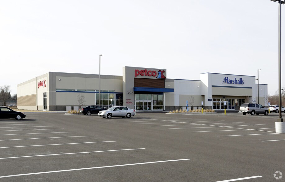 11633 Ulysses St NE, Blaine, MN for sale - Primary Photo - Image 1 of 1