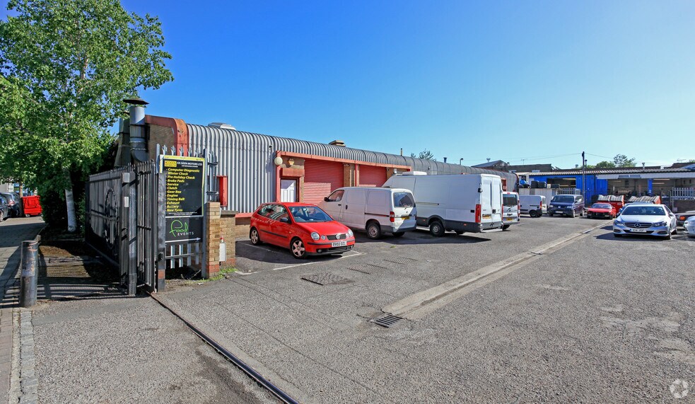 Steele Rd, London, NW10 7AT