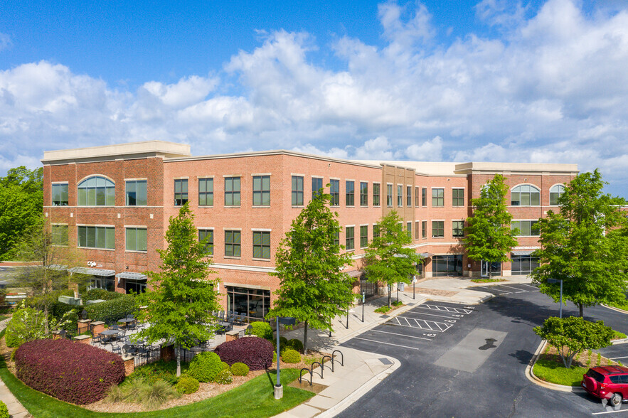 130 Harbour Place Dr, Davidson, NC for lease - Primary Photo - Image 1 of 4