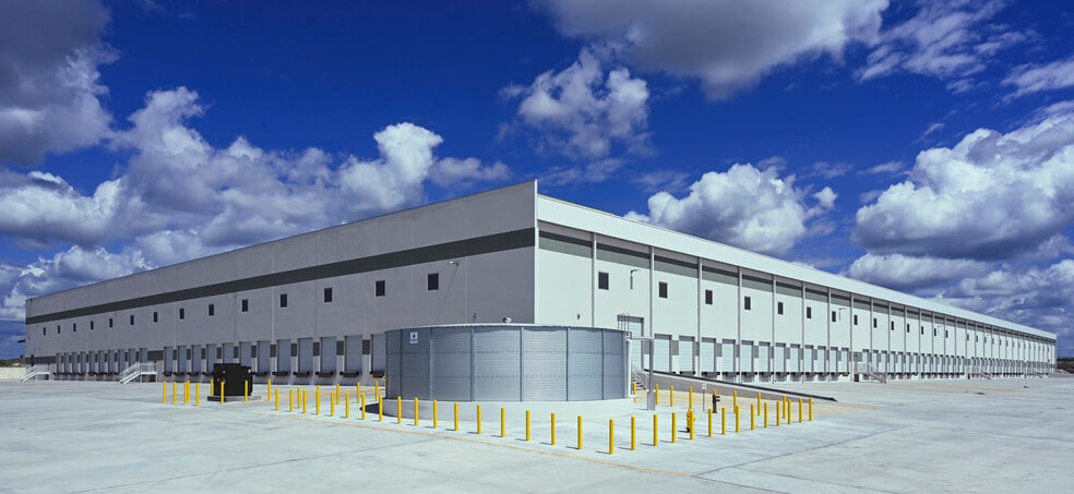 14205 Mercury Dr, Laredo, TX for lease - Building Photo - Image 3 of 18