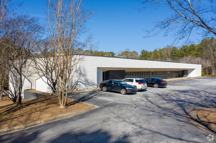 2121 Fountain Dr, Snellville, GA 30078 Physicians Building